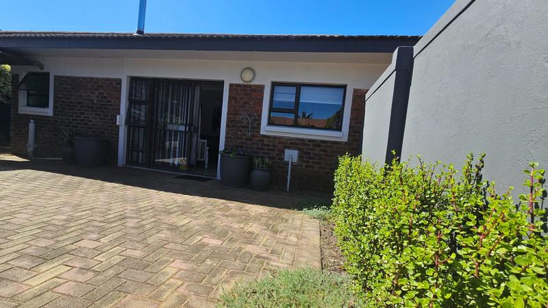 6 Bedroom Property for Sale in Fraaiuitsig Western Cape